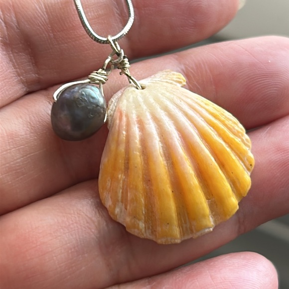 🖤Hawaii Sunrise Shell handcrafted necklace - Picture 2 of 11
